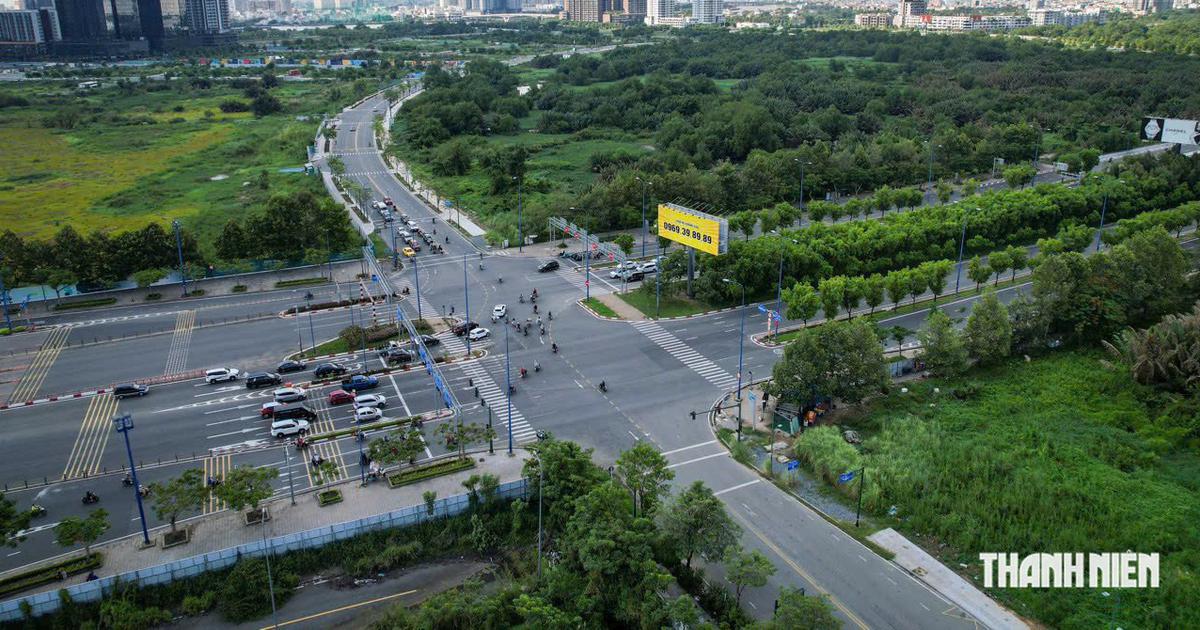 Giao lộ đường Tố Hữu nhìn từ trên cao tại Khu đô thị mới Thủ Thiêm trước khi mở rộng lên 7 làn xe