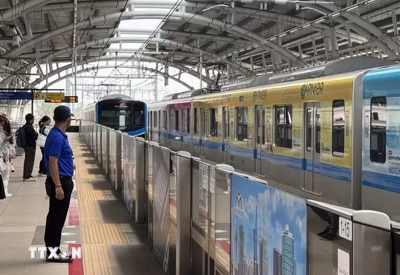 Hành khách chờ tàu tại sân ga tuyến metro Bến Thành - Suối Tiên