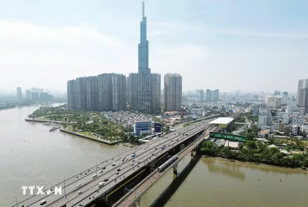 Khu vực trung tâm TP Hồ Chí Minh nhìn từ trên cao với cầu vượt metro qua sông Sài Gòn