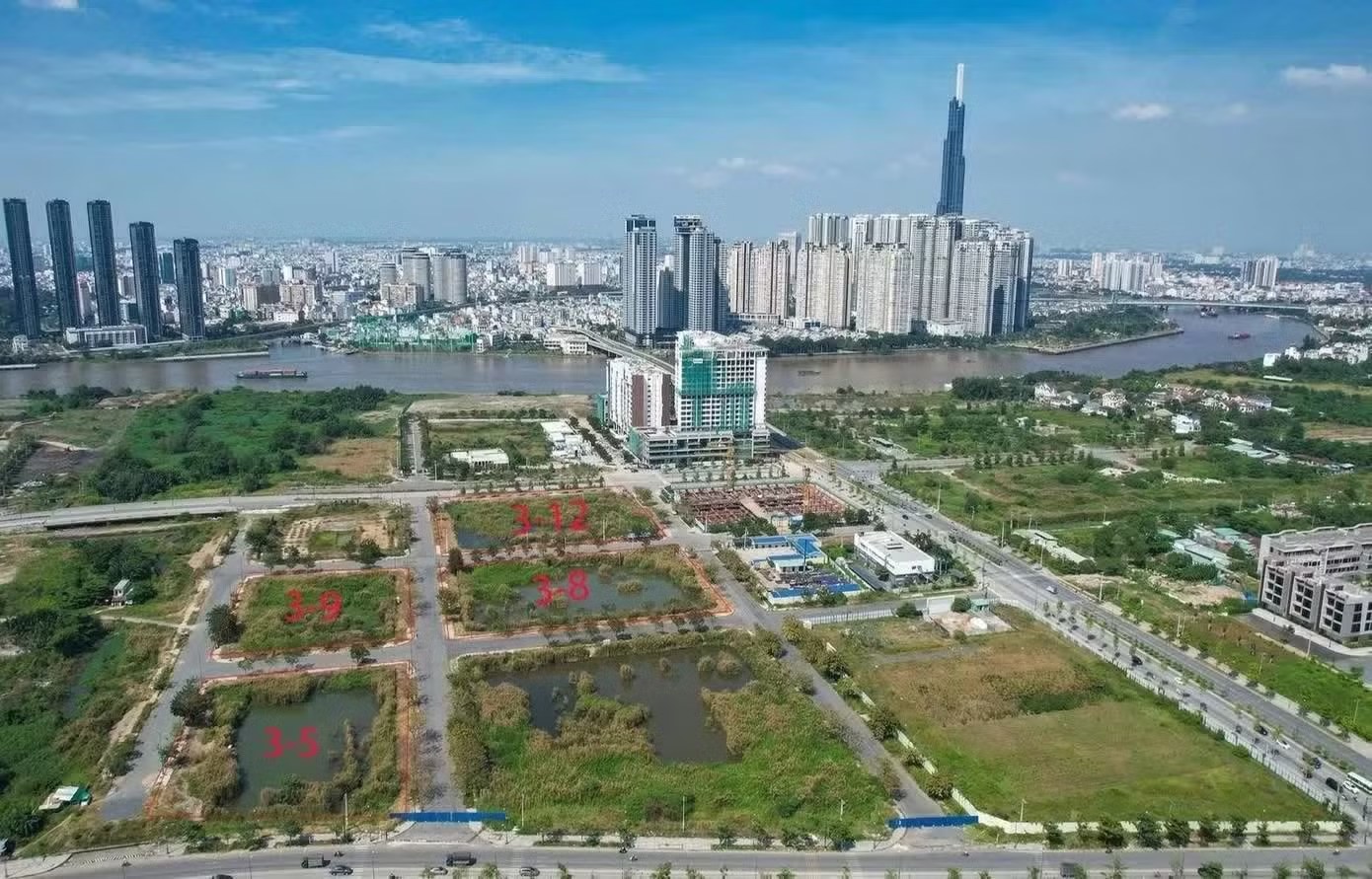 Toàn cảnh các lô đất tại khu đô thị mới Thủ Thiêm nhìn từ trên cao, phía xa là tòa Landmark 81