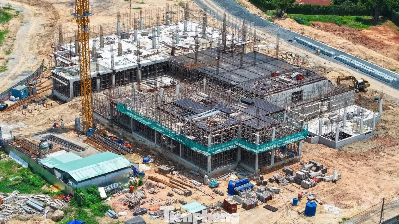 Công trường thi công phần thô một dự án nhà ở, khu đất xung quanh còn thưa thớt hạ tầng