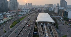 Ga metro trên cao nằm giữa tuyến đường nhiều làn xe cộ đông đúc