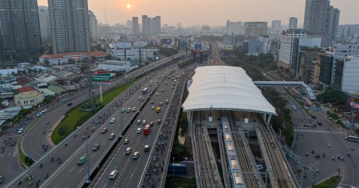 Ga metro trên cao nằm giữa tuyến đường nhiều làn xe cộ đông đúc