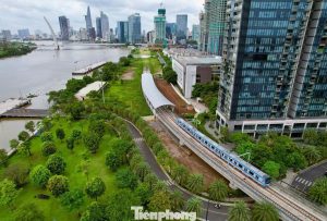 Tàu metro tuyến số 1 Bến Thành Suối Tiên chạy dọc khu đô thị ven sông Sài Gòn, TP.HCM